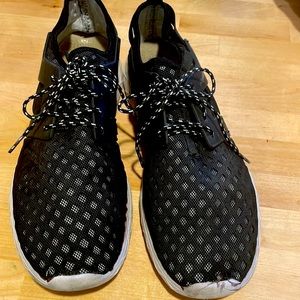 Hey Dude Men’s size 11 athletic shoe